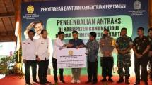 Mentan serahkan bantuan penanganan antrak