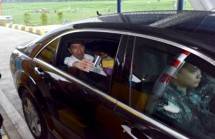 Presiden Jokowi mencoba Jalan Tol Semarang Solo Seksi III : Bawen Salatiga, di Gerbang Tol Salatiga, Kelurahan Tingkir Tengah, Kecamatan Tingkir, Kota Salatiga, Jawa Tengah, Senin (25/9) sore. (Foto: Humas/Jay)