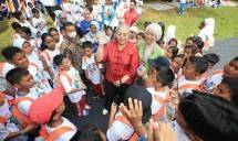 Michellina L. Triwardhany, Presiden Direktur Prudential Indonesia (tengah) dan Indrijati Rahayoe, Chief HR & Community Investment, Prudential Syariah Indonesia (kanan) sedang berinteraksi dengan anak-anak pada acara peluncuran Cha-Ching Money Adventures.