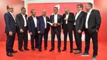 Direktur dan Komisaris VIVA, dari Kiri ke Kanan 1. Ir. Jastiro Abi (Direktur), 2.Arief Yahya (Direktur),3. Setyanto P. Santosa (Komisaris Independent), 4. Ilham Habibie (Presiden Komisaris), 5. Anindya Novyan Bakrie (Presiden Direktur), 6. Omar Luthfi Anwar (Komisaris), 7. Neil Ricardo Tobing (Direktur),8. M. Sahid Mahudie (Direktur)