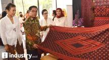 Sekertaris Jenderal Kementerian Perindustrian Haris Munandar meninjau rumah batik Azmiah dari Jambi di Plasa Pameran Industri, Kementerian Perindustrian