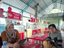 Ibu Endang (kanan berkaus abu-abu) penjual pempek di Foodcourt Sempur mengutamakan jual Le Minerale karena berterima kasih sudah dibangunkan tempat berjualan yang bersih dan nyaman.
