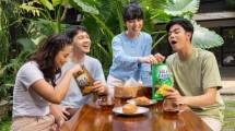 Momen kebersamaan sekelompok karyawan sambil menikmati Keripik Lemonilo Sola Farm.