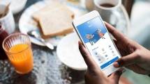 Nasabah menggunakan mobile banking BRI