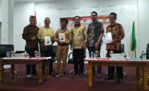Ketua Umum Dekopin Nurdin Halid (ketiga dari kanan) berpose dengan para narasumber lain usai menyerahkan Buku Koperasi Pilar Negara dalam acara Seminar dan Dialog Ekonomi Kerakyatan di Kupang, NTT, Sabtu (28/7/2023).