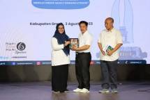 Wakil Bupati Gresik Aminatun Habibah dan Kepala Perpusnas Muhammad Syarif Bando di acara PILM Kabupaten Gresik.