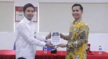Dr. Wardaniman Larosa, SH., MH. Founder WLP Law Firm (batik) menerima plakat sebagai apresiasi kehadirannya sebagai narasumber Workshop Magang MBKM di UPN Veteran Jakarta.