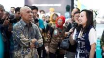 MenkopUKM Teten Masduki dan Yuanita Agata, SVP Marketing & Corporate Affairs GudangAda 