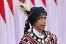 Presiden Joko Widodo yang mengenakan pakaian adat Tanimbar, Maluku menghadiri Sidang Tahunan MPR dan Sidang Bersama DPR - DPD Tahun 2023 di Gedung Nusantara, Kompleks Parlemen, Senayan, Jakarta, Rabu (16/8/2023). ANTARA FOTO/Galih Pradipta