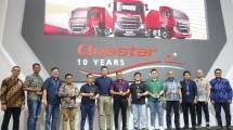 Penyerahan apresiasi kepada customer UD Trust dan UD Telematics 