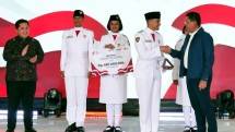 Apresiasi diberikan secara simbolis oleh Direktur Utama Bank Mandiri Darmawan Junaidi kepada seluruh anggota/perwakilan Tim Paskibraka 2023, serta disaksikan Menteri BUMN Erick Thohir di Auditorium Plaza Mandiri