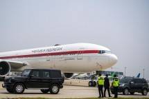 Anggota Pasukan Pengamanan Presiden melakukan simulasi pejemputan kepala negara peserta Konferensi Tingkat Tinggi (KTT) ASEAN ke-43 di Bandara Internasional Soekarno Hatta, Tangerang, Banten, Senin (28/8/2023). Simulasi tersebut dilakukan untuk memastikan kesiapan petugas mengawal tamu negara VVIP yang akan menghadiri KTT ke-43 ASEAN di Jakarta. ANTARA FOTO/Galih Pradipta/hp. 
