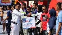Mentan saat menyerahkan KUR BRI ke petani