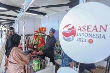 Pelaku pariwisata dan ekonomi kreatif dari negara-negara anggota ASEAN dilibatkan dalam upaya promosi produk pada CElebrASEAN EXPO 2023, yang digelar di Skybridge ASEAN, Stasiun MRT ASEAN, Jalan Sisingamaraja, Jakarta Selatan pada 6&mdash;9 September 2023. (Amiri Yandi/InfoPublik) 