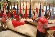 Sejumlah pekerja memasang karpet saat persiapan KTT ke-43 ASEAN di Jakarta Convention Center di Jakarta, Kamis (31/8/2023). KTT ASEAN yang merupakan pertemuan tahunan para pemimpin negara anggota ASEAN tersebut akan diselenggarakan pada tanggal 5-7 September 2023 di Jakarta. ANTARA FOTO/Prasetia Fauzani/hp. 