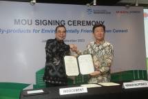 Penandatangan MoU dilakukan oleh Direktur Utama Indocement Christian Kartawijaya dengan Presiden Direktur KRAKATAU POSCO Kim Kwang Moo.