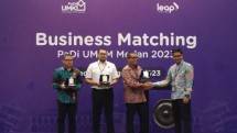 Leader Account Management PaDi UMKM Aswan Pradana (paling kanan) menyerahkan apresiasi kepada perwakilan BUMN dari ASDP Indonesia Ferry, AirNav, & Surveyor Indonesia pada acara Business Matching PaDi UMKM 