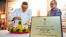 Menparekraf Sandiaga Salahuddin Uno saat Groundbreaking Embassy 1967 Restaurant di Singapura