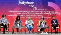 Vera Galuh Sugijanto, VP General Secretary Danone Indonesia (kedua dari kanan) di acara Festival LIKE.