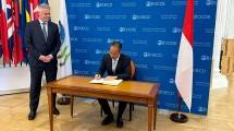Menperin Agus Gumiwang Kartasasmita saat melakukan pertemuan dengan Sekretaris Jenderal Organisasi Kerja Sama dan Pembangunan Ekonomi (Organisation for Economic Cooperation and Development/OECD), Mathias Cormann