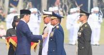 Presiden Jokowi menyematkan tanda kehormatan kepada tiga orang prajurit TNI dalam rangka HUT ke-78 TNI, di Lapangan Monas, Jakarta, Kamis (05/10/2023). (Foto: Humas Setkab/Rahmat) 