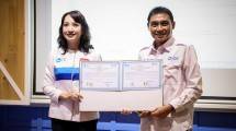 Direktur Utama LPDB-KUMKM Supomo saat menyerahkan bantuan modal kepada PT Global Dairi Alami (GDA)