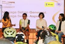 Consumer Segmentation Head, PT Bank Danamon Indonesia Tbk, Meliani Chandra Biantoro (kedua dari kanan), berbincang dengan Chief KGB Racing Team & Cycling School Herman Handoko (kedua dari kiri) dan dr. Felicia Kurniawan (kanan) sebagai perwakilan dari Laboratorium Kesehatan Prodia di Community Lounge, Next Generation Branch Danamon di Kelapa Gading, Sabtu (14/10/2023). Bertema &ldquo;Healthy Mind, Body and Soul&rdquo;, para anggota komunitas KGB Racing Team & Cycling School mendapatkan pengetahuan, tips kesehatan 