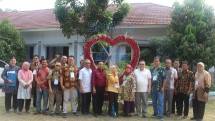 Dosen Fakultas Teknik Universitas Negeri Jakarta (UNJ) memberikan pelatihan untuk guru-guru SMAN 1 dan MTS Madinatul Ilmi Muara Gembong Kabupaten Bekasi. (IST)