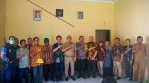 Dosen Rumpun Teknik Mesin UNJ dan warga Desa Pantai Sederhana saat Pelatihan dan Pembekalan Kompetensi. (IST)