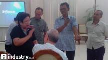 Dr. Sally Halim dan Presiden Direktur Senior Living D'Khayangan Marlin Marpaung saat melakukan Training Self Healing (Hariyanto/INDUSTRY.co.id)