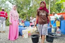 Warga Desa Bojong, Kecamatan Kawunganten, Cilacap, Jawa Tengah, menyambut gembira bantuan air bersih dari PT Solusi Bangun Indonesia Tbk (SBI) Pabrik Cilacap. Melalui program Tanggap Bencana Kemarau, SBI Pabrik Cilacap menyalurkan 350 ribu liter air bersih bagi masyarakat di sejumlah wilayah di Kabupaten Cilacap.