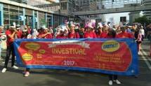 Bursa Efek Indonesia gelar jalan santai kampanyekan ' Yuk Nabung Saham' dan "World Invesment Week 2017" di Car Free Day, Thamrin, Minggu (8/10/2017)