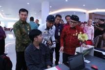 Menteri PANRB Abdullah Azwar Anas berinteraksi dengan salah satu pengunjung MPP Klungkung, Senin (23/10/2023). Foto MenPANRB