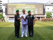 Pangloma TNI YUdo Margono (tengah) 