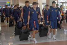 Pesepak bola Tim Nasional Spanyol U-17 berjalan di terminal kedatangan setibanya di Bandara Adi Soemarmo, Boyolali, Jawa Tengah, Senin (6/11/2023). Timnas Spanyol U-17 akan bertanding pada grup B Piala Dunia U-17 2023 bersama Uzbekistan, Kanada dan Mali. ANTARA FOTO/Aloysius Jarot Nugroho/nym.