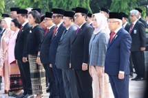 Menteri PANRB Abdullah Azwar Anas (ke enam dari kanan) saat mengikuti Upacara Peringatan Hari Pahlawan di Taman Makam Pahlawan Kalibata Jakarta, Jumat (10/11).