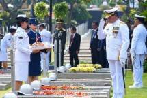 Panglima TNI Hadiri Upacara Peringatan Hari Pahlawan dan Tabur Bunga di TMP Kalibata