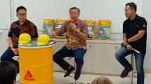 General Manager Sika Indonesia, Eddy Sutanto (temgah) 