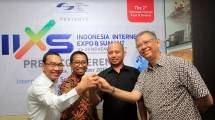 Vice Chairman HITA Lingga Darmawan, Chairman HITA Albertus GP, Ketua Umum APJII Jamalul Izza, dan Chairman Jakarta Hotel Association Alex Nayoan memberikan keterangan penyelenggaraan Indonesia Internet Expo & Summit (IIXS). (INDUSTRY/Rino)