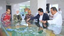 Dari ki-ka: Ketua Program MA Ekonomi UIII Luthfi Hamidi, Dekan FEB UII Prof. Dian Masyita Ph.D., Rektor UIII Periode 2023- Sekarang Prof. Jamhari Makruf, Direktur Utama BSI Hery Gunardi, dan Rektor UIII Periode 2019-2023 Prof. Komarudin Hidayat disela kunjungan BSI ke kampus UIII dalam rangka kegiatan literasi keuangan syariah yang bertajuk Sharia Financial Literacy: Islamic Banking & Future of Work 