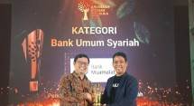 Direktur Utama PT Bank Muamalat Indonesia Tbk Indra Falatehan (kiri) menerima trophy penghargaan dari Pemimpin Redaksi Republika Elba Damhuri (kanan) sebagai Bank Pendukung Ekosistem Haji dan Umrah Terbaik dalam ajang Anugerah Syariah Republika (ASR) 2023 di Jakarta
