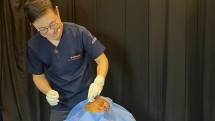  Dr Ho Sung Choi saat mempraktikkan treatment Threadlift menggunakan Silhouette Soft Threadlift dari Sinclair pada International Seminar & Workshop in Aesthetic Medicine (ISWAM) di ICE BSD City, Sabtu, 2 Desember 2023.