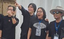 Once Mekel (dua kiri) suarakan anti korupsi dan penegakan HAM di konser Panggung Rakyat Bongkar.