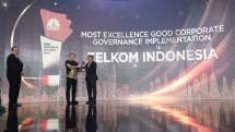 Jaksa Agung, ST Burhanuddin (tengah) menyerahkan award Most Excellence Good Corporate Governance Implementation kepada Telkom, yang diterima oleh Direktur Utama Telkom, Ririek Adriansyah (paling kanan) disaksikan Founder & Chairman CT Corp, Chairul Tanjung (paling kiri) pada ajang CNBC Indonesia Awards 2023 di Jakarta
