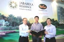 Presiden Direktur PT Graha Buana Cikarang (GBC ), Sutedja S Darmono (tengah), bersama managing director GBC, Lim Seng Ben dan Gm Corp Marketing GBC Handoyo Lim saat press confrence logo baru di Jakarta (Dok INDUSTRY.co.id)