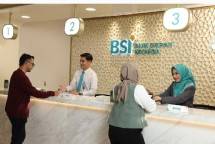 Petugas layanan PT Bank Syariah Indonesia Tbk (BSI) sedang melayani transaksi nasabah di Kantor Cabang The Tower.