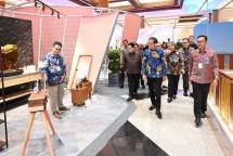 Presiden Jokowi bersama Direktur Utama BRI Sunarso