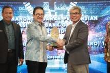 Direktur Utama BRI saat menerima penghargaan