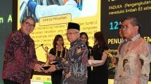 Presiden Direktur PT TMMIN Nandi Nandi Julyanto saat menerima penghargaan PROPER dari KLHK yang diserahkan oleh Wapres Ma'ruf Amin