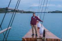 Menparekraf Sandiaga Salahuddin Uno saat berkesempatan menikmati pengalaman berlayar sambil menikmati _sunset_ dengan latar belakang jembatan Barelang yang menjadi ikon kota Batam, (1/1/2023).